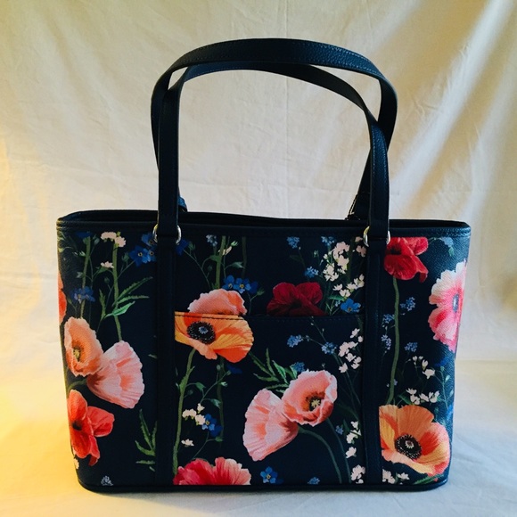 Dana Buchman Handbags - 🌷NWT Dana Buchanan Floral Bella Tote🌷